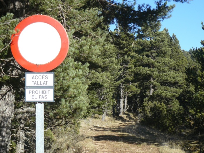 This is the 'standard' prohibition sign on the trails. Most have some sort of modifier or extra advice, in this case saying, 'Closed access' and 'No entry'. Others include 'Solo vecinos', meaning residents only (Veins in Catalan) or 'Autorzados', meaning authorised users.Conventional 'No Entry' and No Through Road' signs are also used but this is less common